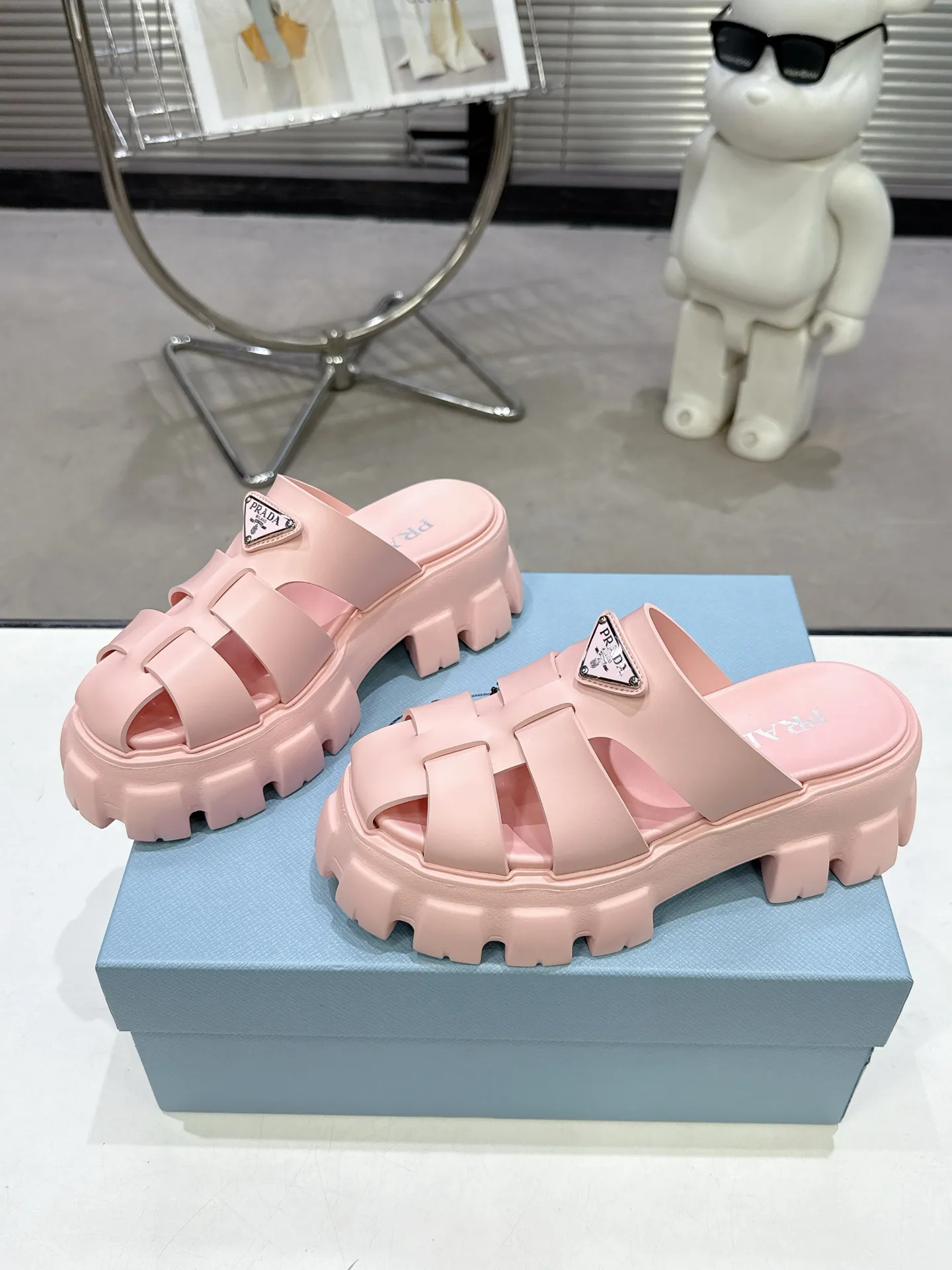 👟👟Ex-factory price 440👟👟 2025 exclusive version super popular🎊🎊🎊prada Prada triangular buckle serrated Roman thick-soled rubber foam ultra-light sandals are retro, fashionable and avant-garde, the upper perfectly restores the original craftsmanship, making the whole pair of shoes light and comfortable, full of holiday feel, bright colors💐💐💐💐 A variety of choices to satisfy fashionable people of different styles! The iconic metal triangle logo is paired with the shape of ancient beach sandals. Every design element is fashionable! Code number 35-40​